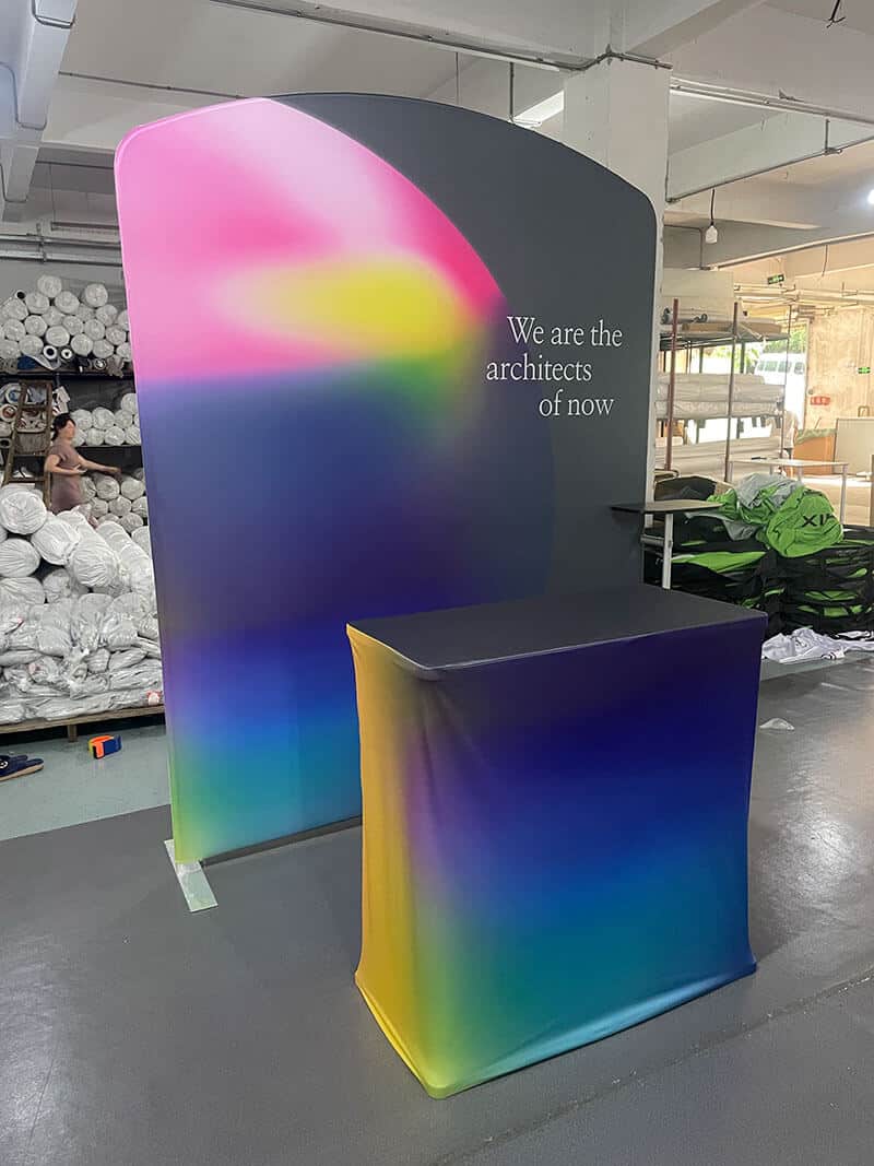 curved 10x10booth case to podium